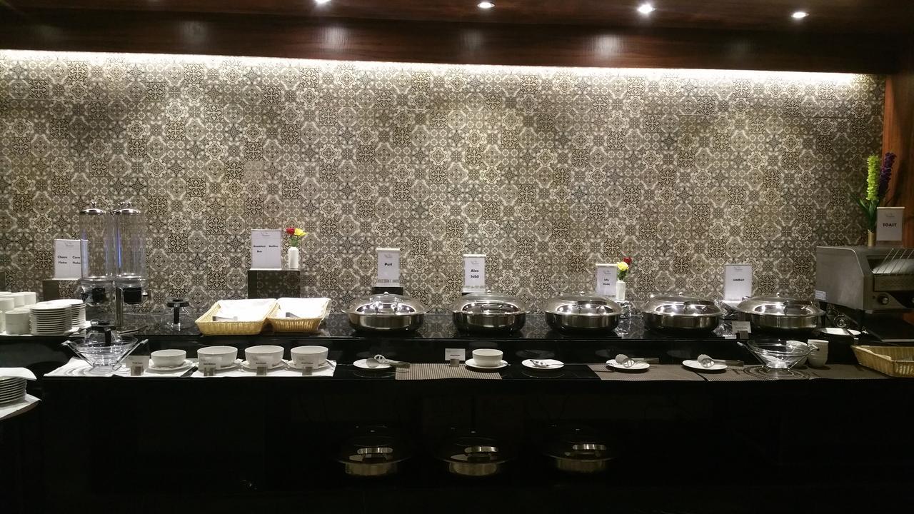 M Crown Hotel Shillong Ngoại thất bức ảnh